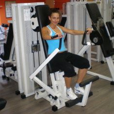 Mellgépezés ülve és mosolyogva